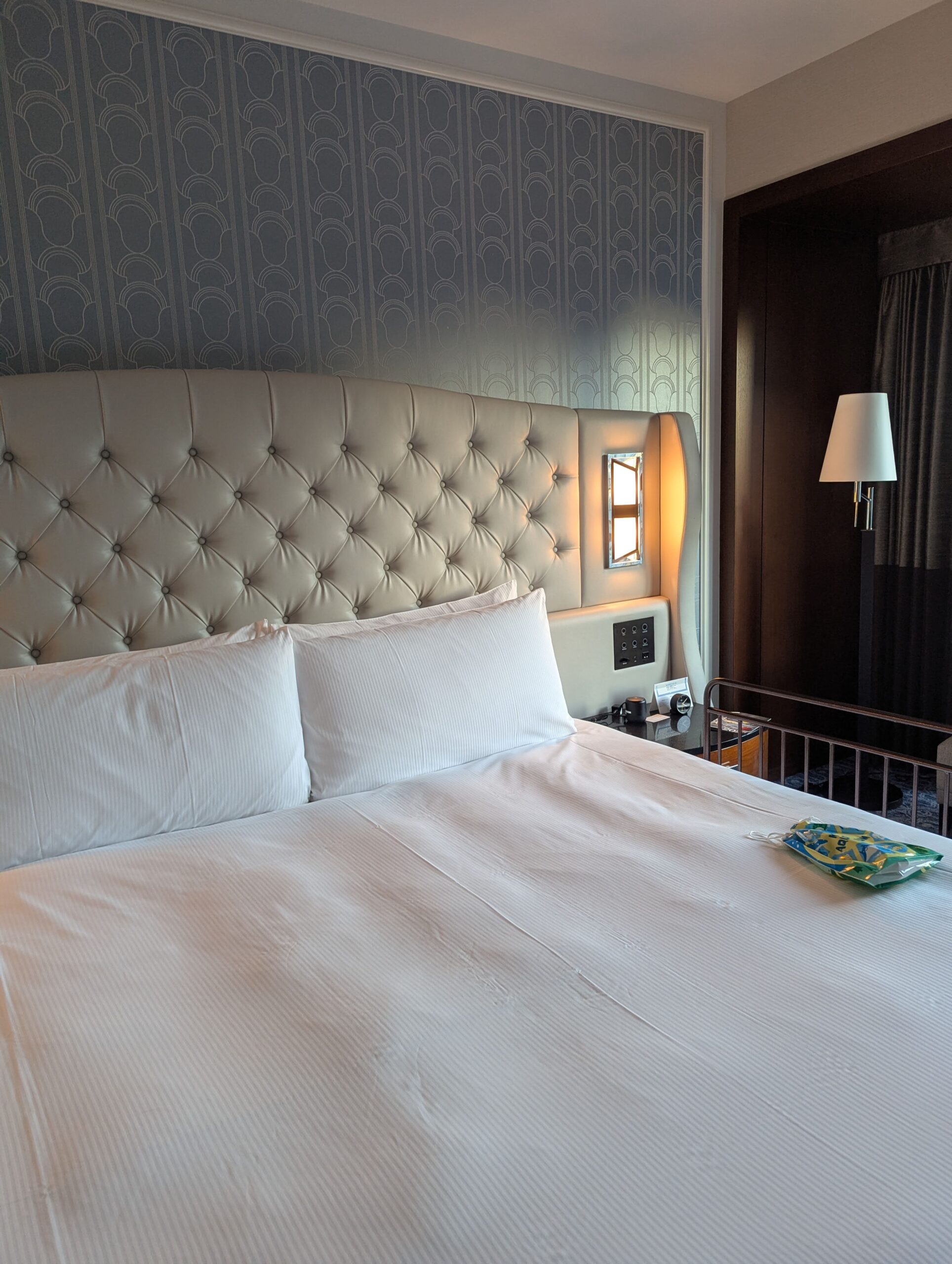 ヒルトン横浜 デラックスルームのベッド（大きめベッド、ヘッドボード）