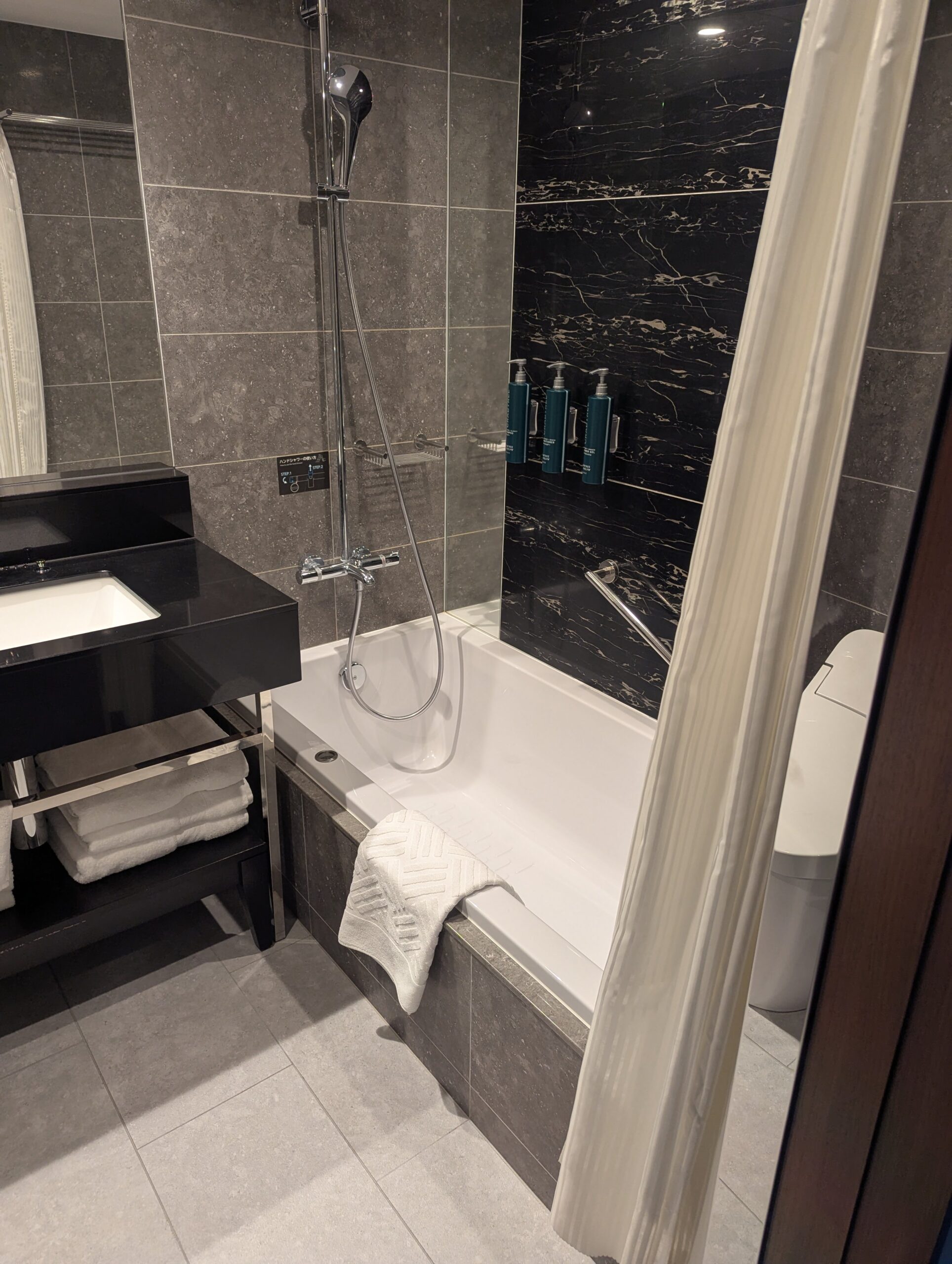 ヒルトン横浜 デラックスルームのバスルーム（バスタブとシャワーのあるユニットバス）