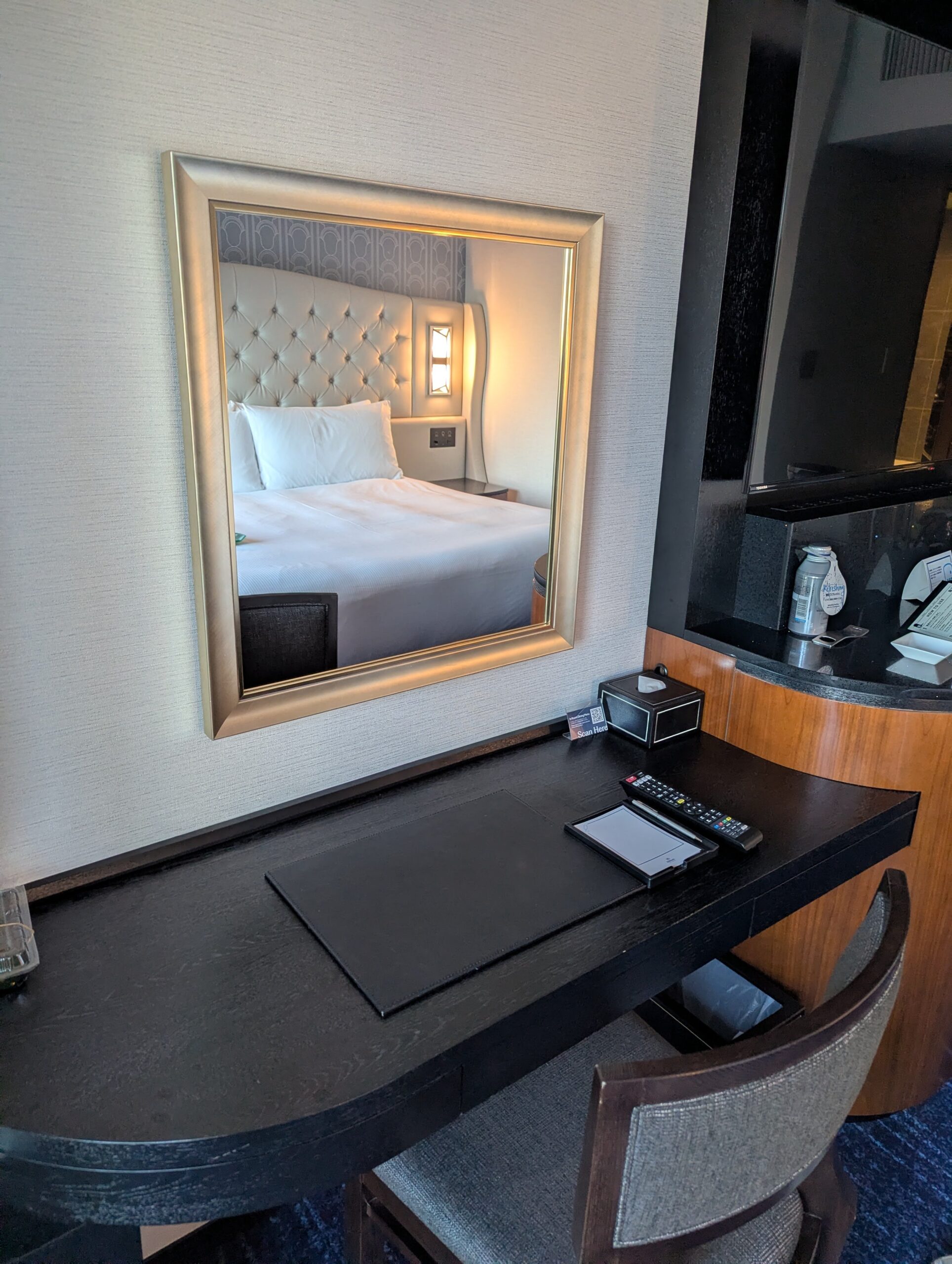 客室内のデスクとミラー（作業スペース）